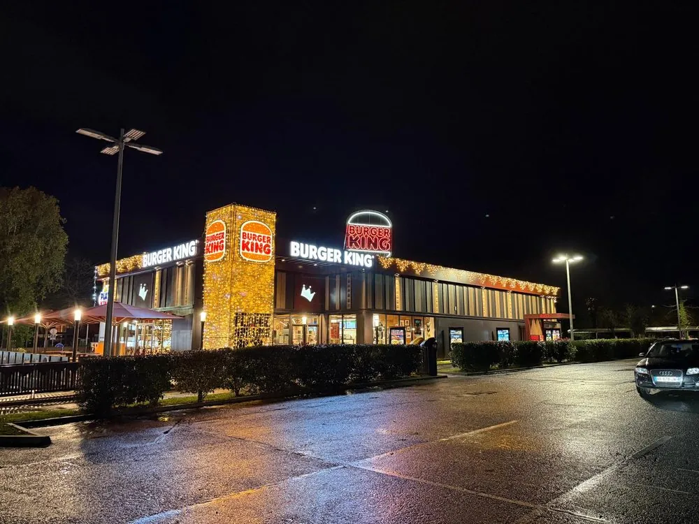 Façade de restaurant illuminée pour Noël par Spirit Events